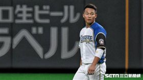 ▲日本火腿選手王柏融換局等待。（圖／記者王怡翔攝影）