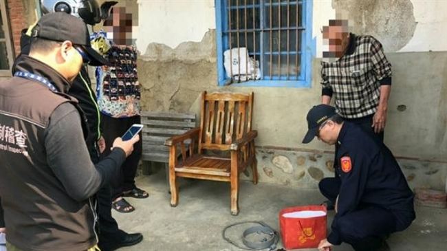 領養20餘犬全宰殺！尋屍臭挖出殘骸