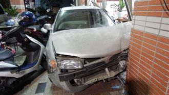 酒駕男撞民宅車頭毀！辯稱：汽車故障