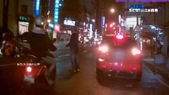 阿北害情侶「犁田」　嚇傻愣站馬路中