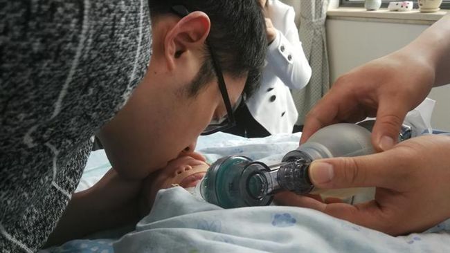 妻難產亡女出世後斷氣…悲父淚吻道別