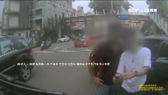 黑車不爽大車逼車　大街上攔車鬥嘴鼓