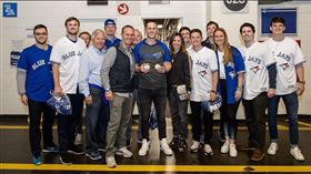 ▲畢吉歐（左5）的家人、朋友共同見證大聯盟首安、首轟，包括名人堂球員老畢吉歐（左4）。（圖／翻攝自MLB推特）