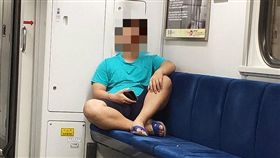 男腳踩台鐵椅睡覺／翻攝自臉書爆料公社
