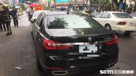 台中BMW大7連撞4車、駕駛命危送醫／翻攝畫面