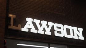 不少人到日本旅遊，第一件事就會想去便利商店「LAWSON（羅森）」挖寶。不過有網友到四國某間的LAWSON時，發現招牌的「L」字沒有亮，後來他問店家才得知驚人真相，不少網友也紛紛直喊：「太甘心了！」（圖／翻攝自unya推特）