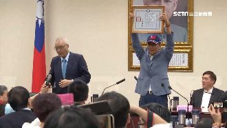 中美貿易戰燒鴻海！股價70元保衛戰