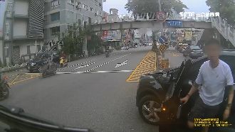 開左轉道超車失敗！男當街攔車飆髒話