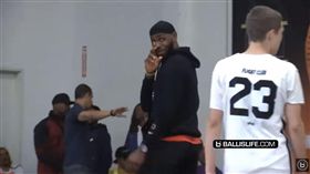 詹皇輕鬆擊敗14歲小球員。（圖／翻攝自Ballislife YouTube）