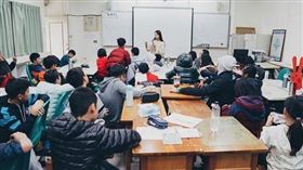 國小營隊老師身材火辣、長相甜美，登表特版爆紅。（圖／翻攝自IG）