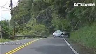 公路超車失控！轎車撞山壁「轉兩圈」