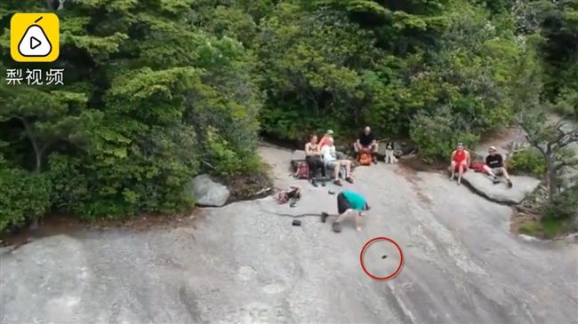 男手機滑落　見300米懸崖急停