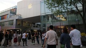 北京三里屯蘋果零售店中國近年來和日本、南韓、美國都發生過外交摩擦，儘管中國官方在宣傳上一定程度展現強硬立場，但傳達給民眾的運作機制似乎不一樣。在中美貿易戰中，美企、美貨未成民眾出氣目標。圖為北京三里屯蘋果零售店。中央社記者陳家倫攝　108年5月27日