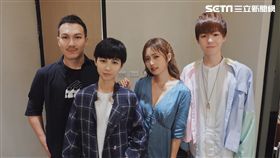 阿龔（左起）與魏嘉瑩、簡廷芮、瑋瑋在後台慶功合照。（圖／張閔翔提供）