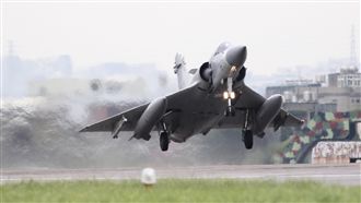 國軍三型主力戰機降落　蔡總統校閱