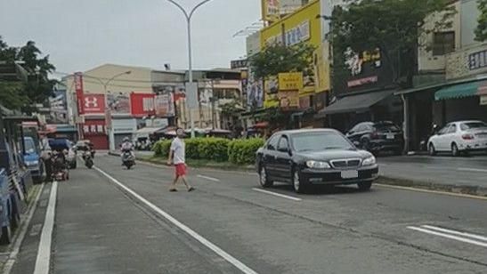 太扯！三寶違停路中央　竟為這檔事…