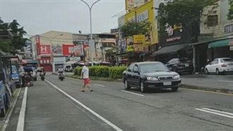 太扯！三寶違停路中央　竟為這檔事…