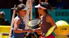 謝淑薇（右）與絲翠可娃聯手摘女雙冠軍。（圖／翻攝自WTA推特） 