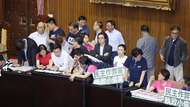 攻防開戰！為李進勇案藍綠清晨衝立院
