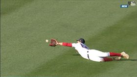 ▲紅襪貝茲（Mookie Betts）飛撲美技沒收安打。（圖／翻攝自MLB官網）