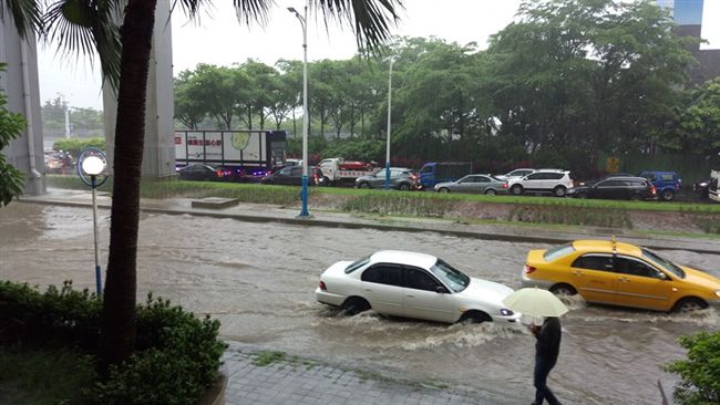 又淹？淡水馬路成水池⋯車開上人行道