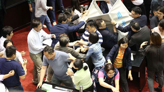 卡李進勇藍綠肉搏！藍委瘋狂怒摔票匭