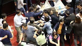 卡李進勇藍綠肉搏！藍委瘋狂怒摔票匭