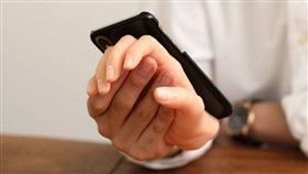 單身狗專用！講電話能牽手　網友笑噴
日本,手機殼