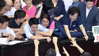 卡李進勇藍綠肉搏！陳玉珍抱緊蔣萬安