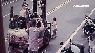 男童衝馬路遭堆高機輾過　駕駛判無罪