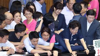 卡李進勇藍綠叫囂、嗆聲、扭打樣樣來