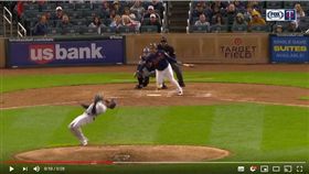 ▲釀酒人後援投手傑佛瑞斯（Jeremy Jeffress）驚險閃過強襲球。（圖／翻攝自YouTube）