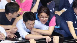 她抱緊蔣萬安！網怒吼：放開那男孩！