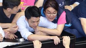 立法院第9屆第7會期第15次會議國民黨於議會現場抗議卡李進勇案。（記者林士傑/攝影）