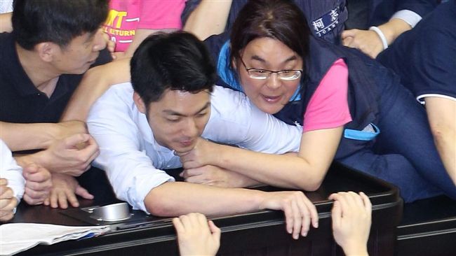 陳玉珍抱緊蔣萬安！誇讚：勇猛身體好