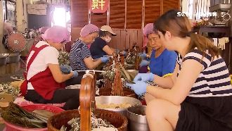 客人排到昏倒　2千顆肉粽十分鐘秒殺