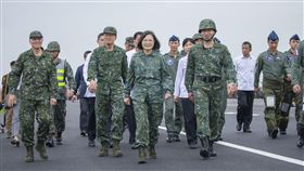 總統蔡英文28日前往彰化戰備道視導軍機戰備道起降操演。（圖／總統府提供）