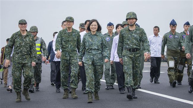 辣台妹穿迷彩服視導漢光　網友讚爆了