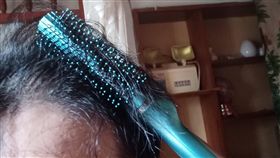 女網友圓梳卡頭上。（圖／翻攝自PTT笨版）