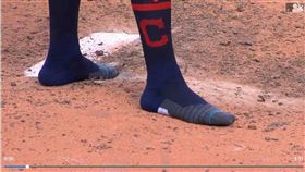 ▲印地安人後援投手培瑞茲（Oliver Perez）釘鞋壞了只穿襪子站上投手丘。（圖／翻攝自CUT4）