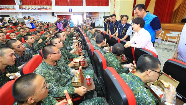 盧秀燕赴成功嶺　役男興奮：想市長！