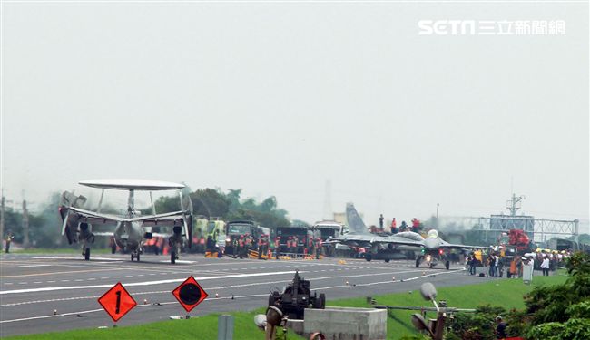 漢光卅五號演習，國道一號彰化戰備道實施戰機起降及整補作業演練，lDF經國號、F-16V、幻象2000戰機及E-2K預警機陸續降落、加油掛彈、再起飛。（記者邱榮吉/彰化花壇拍攝）