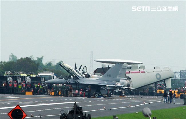 漢光卅五號演習，國道一號彰化戰備道實施戰機起降及整補作業演練，lDF經國號、F-16V、幻象2000戰機及E-2K預警機陸續降落、加油掛彈、再起飛。（記者邱榮吉/彰化花壇拍攝）