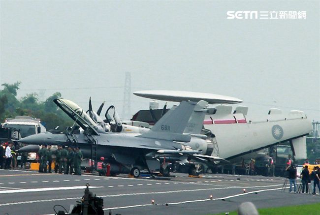 漢光卅五號演習，國道一號彰化戰備道實施戰機起降及整補作業演練，lDF經國號、F-16V、幻象2000戰機及E-2K預警機陸續降落、加油掛彈、再起飛。（記者邱榮吉/彰化花壇拍攝）