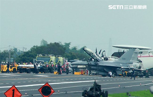 漢光卅五號演習，國道一號彰化戰備道實施戰機起降及整補作業演練，lDF經國號、F-16V、幻象2000戰機及E-2K預警機陸續降落、加油掛彈、再起飛。（記者邱榮吉/彰化花壇拍攝）