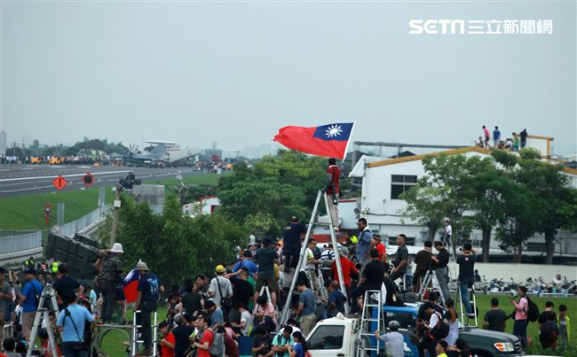 軍事迷聚集在國道一號旁搶拍戰機起降。（記者邱榮吉/彰化花壇拍攝）