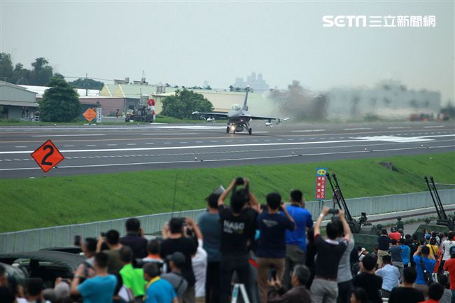 軍事迷聚集在國道一號旁搶拍戰機起降。（記者邱榮吉/彰化花壇拍攝）