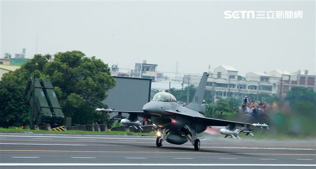 F-16戰機加掛魚叉攻船飛彈緊急起飛。（記者邱榮吉/彰化花壇拍攝）