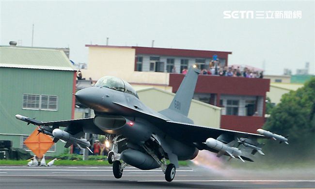 F-16戰機加掛魚叉攻船飛彈緊急起飛。（記者邱榮吉/彰化花壇拍攝）