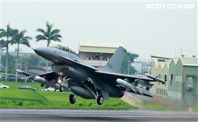 F-16戰機加掛魚叉攻船飛彈緊急起飛。（記者邱榮吉/彰化花壇拍攝）